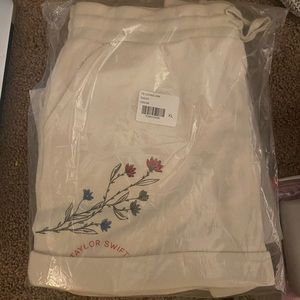 Taylor Swift loving him was red shorts